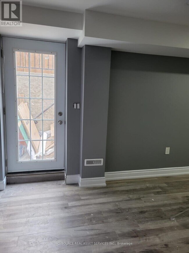 Building Photo - 393 Royal W Dr