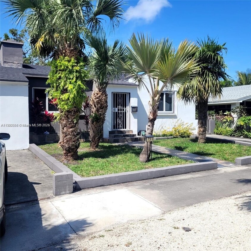 Foto principal - 753 NE 81st St