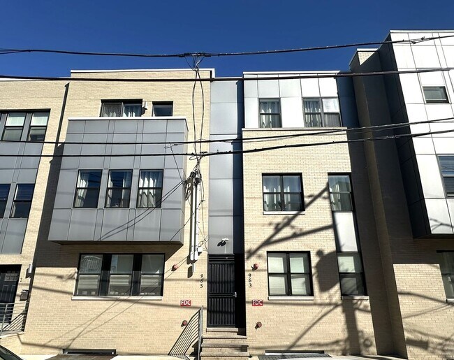 Foto del edificio - Stunning 2-Bed/2-Bath Condo with Private Rooftop Deck in Fishtown! Available NOW!