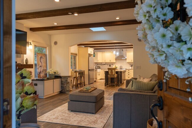 Foto del edificio - Forest Avenue Hideaway