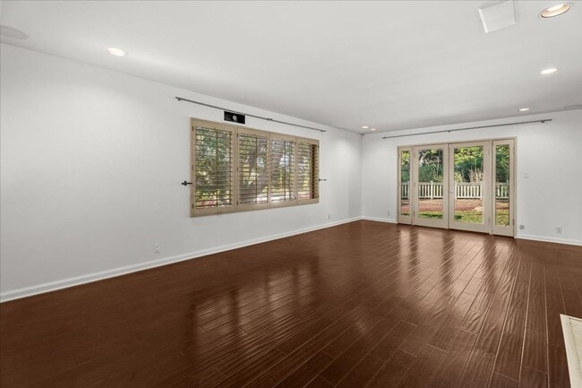 Foto del edificio - Private Hillside Retreat with Expansive Yard, Chef’s Kitchen, and Spa-Like Primary Suite