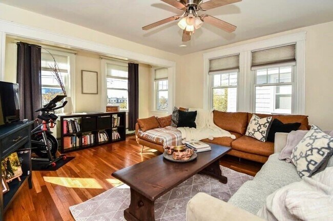 Living room - 100 Walnut St
