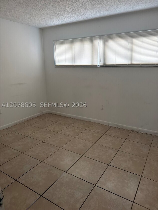Building Photo - 650 NE 149th St