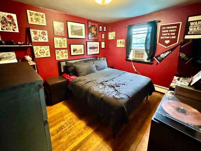 Building Photo - Charming 3 Bedroom