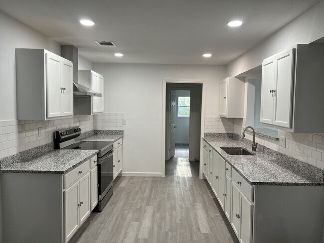 Building Photo - 6 Bedroom 3 bath in San Antonio (1 bedroom...