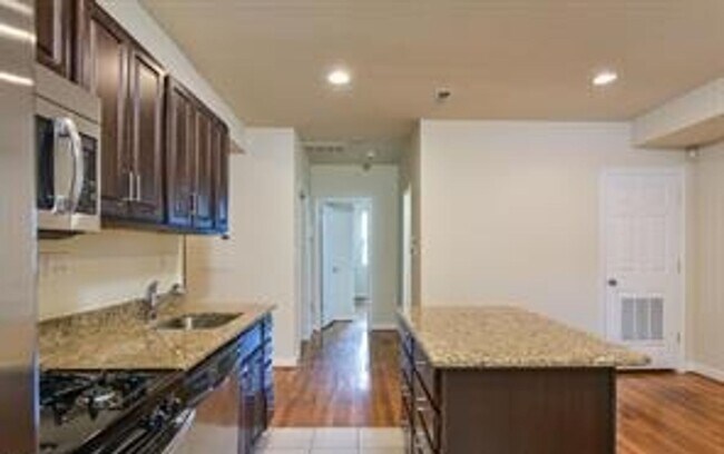 Building Photo - Charming 2 BR + Den/2 BA Apartment in Trin...