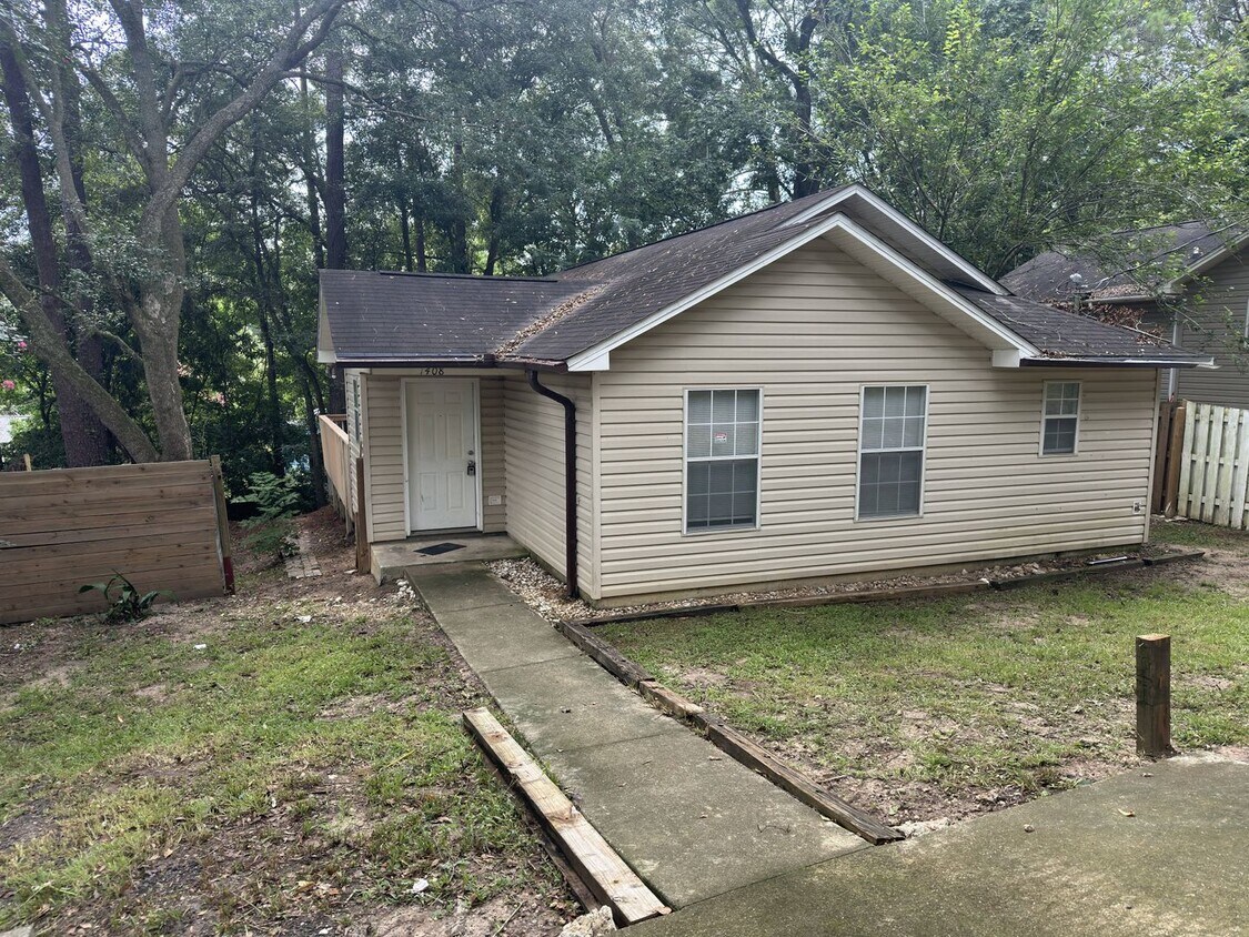 Primary Photo - Recently Updated 3/2 Newer Kitchen, Deck &...