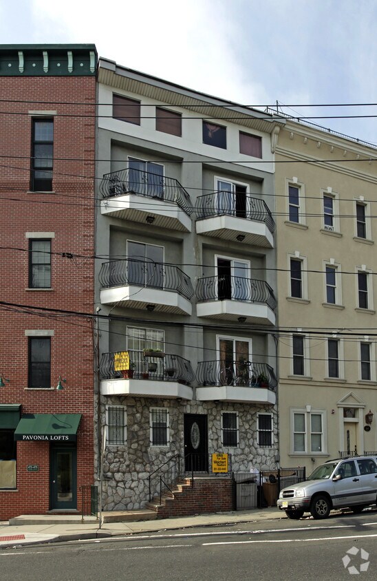 Primary Photo - 445 Pavonia Ave