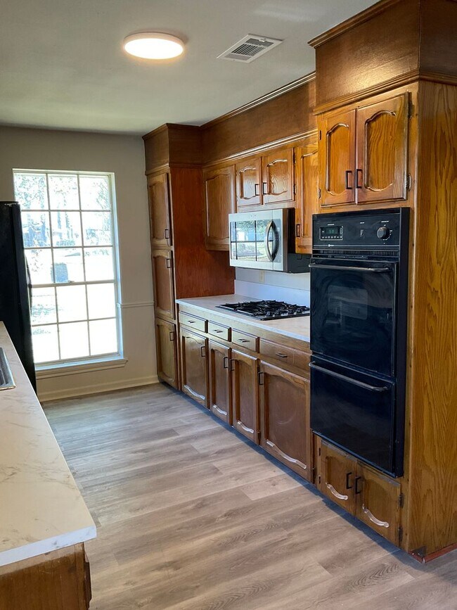 Foto del edificio - 4 Bedroom Home in Jefferson Terrace