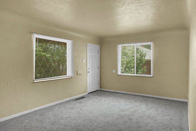 Building Photo - $2,695.00 - 3 Beds, 2 Bath, Duplex in Denv...