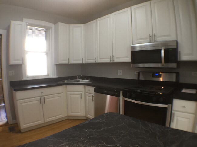 WHITE KITCHEN/STAINLESS STELL - 2052 W Byron St
