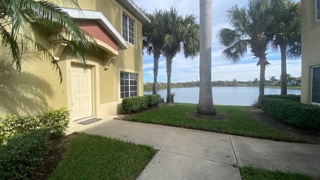 Foto del edificio - Gorgeous Light & Bright 3 Bedroom 2.5 Bath Townhome Corner Unit!!