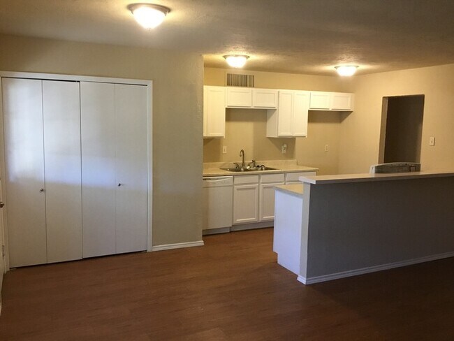 Foto del edificio - 5221 Norris Dr