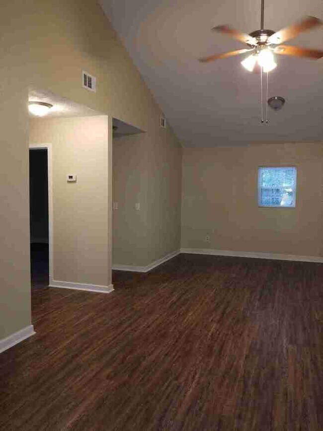 Building Photo - 101 Hedge Way
