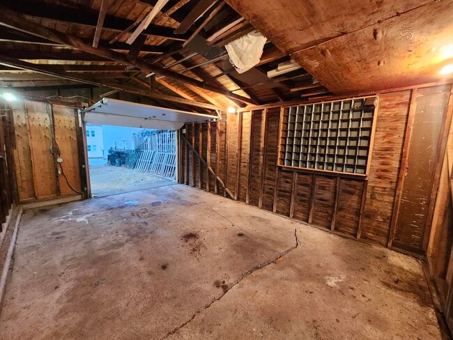 Building Photo - 254 Britain St