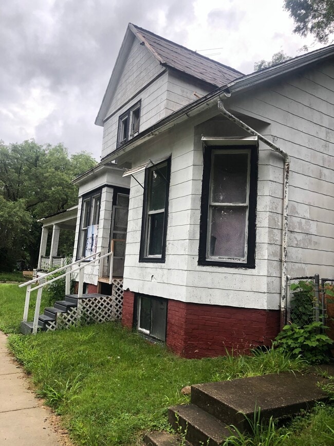 Building Photo - 103 E Prairie Ave