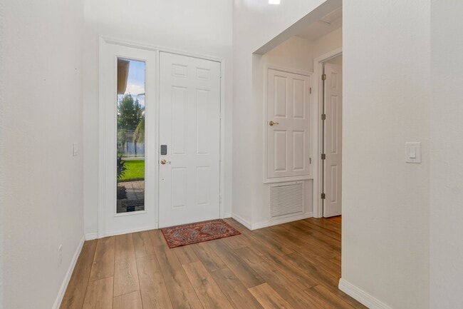 Building Photo - For Rent: Luxurious 4 Bed/3.5 Bath Home wi...