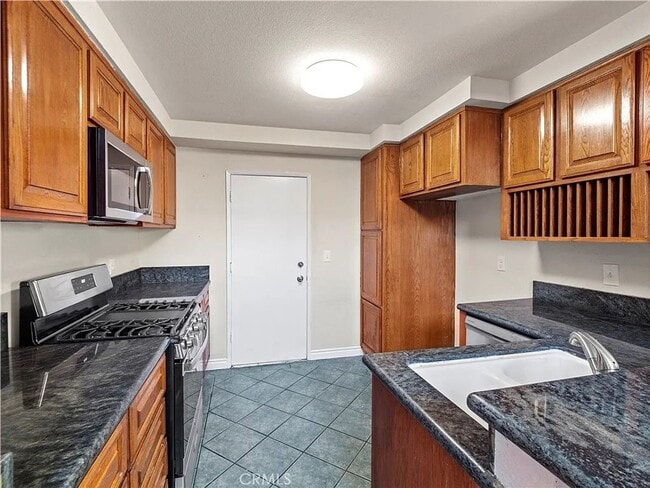 Building Photo - Luxurious 2-Bedroom Townhome with Loft in ...