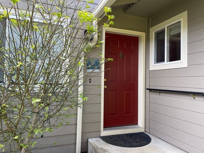 Building Photo - Lovely Freeland Home with Secret Garden an...