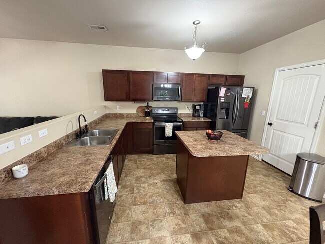 Foto del edificio - 3 Bed 3 Bath Townhome Minutes From Fort Carson, Peterson, and Schriever SFB!!!
