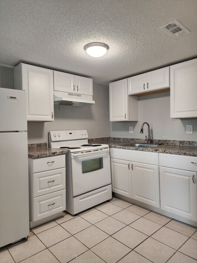 Foto del edificio - ** HALF OFF 1ST MONTH'S RENT WITH 13 MONTH LEASE **