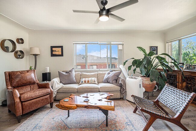 Foto del edificio - Updated 2 Bed | 1.5 Bath Upper Duplex Near...