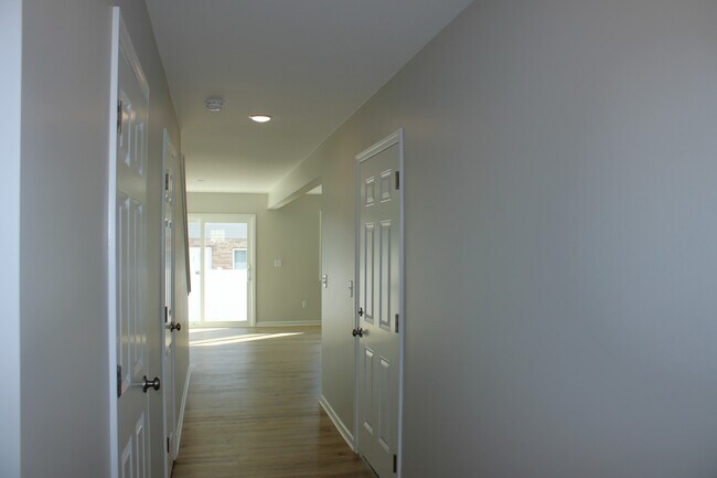 Foto del edificio - 107 E Division St