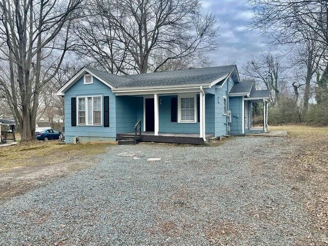 Building Photo - Take a look at this Adorable 3 bedroom 1 b...