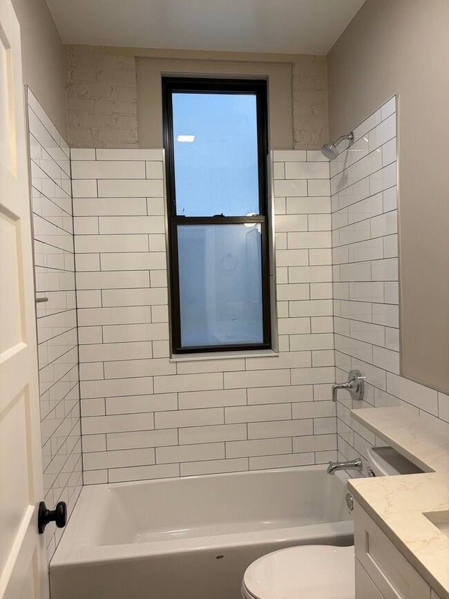 Building Photo - 3350 N Kenmore Ave