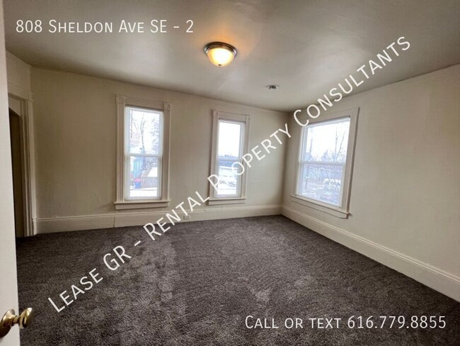 Building Photo - Spacious Upper One Bedroom Apartment! Minu...