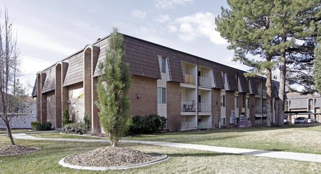 Building Photo - Crestwood Cove