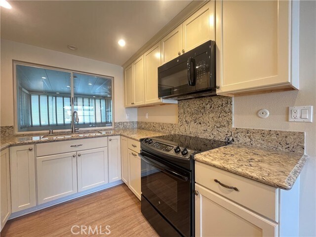 Building Photo - 5026 Avenida Del Sol