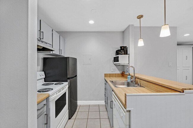 Foto del edificio - Beautifully updated studio condo at coveted Peninsula Place community in San Bruno