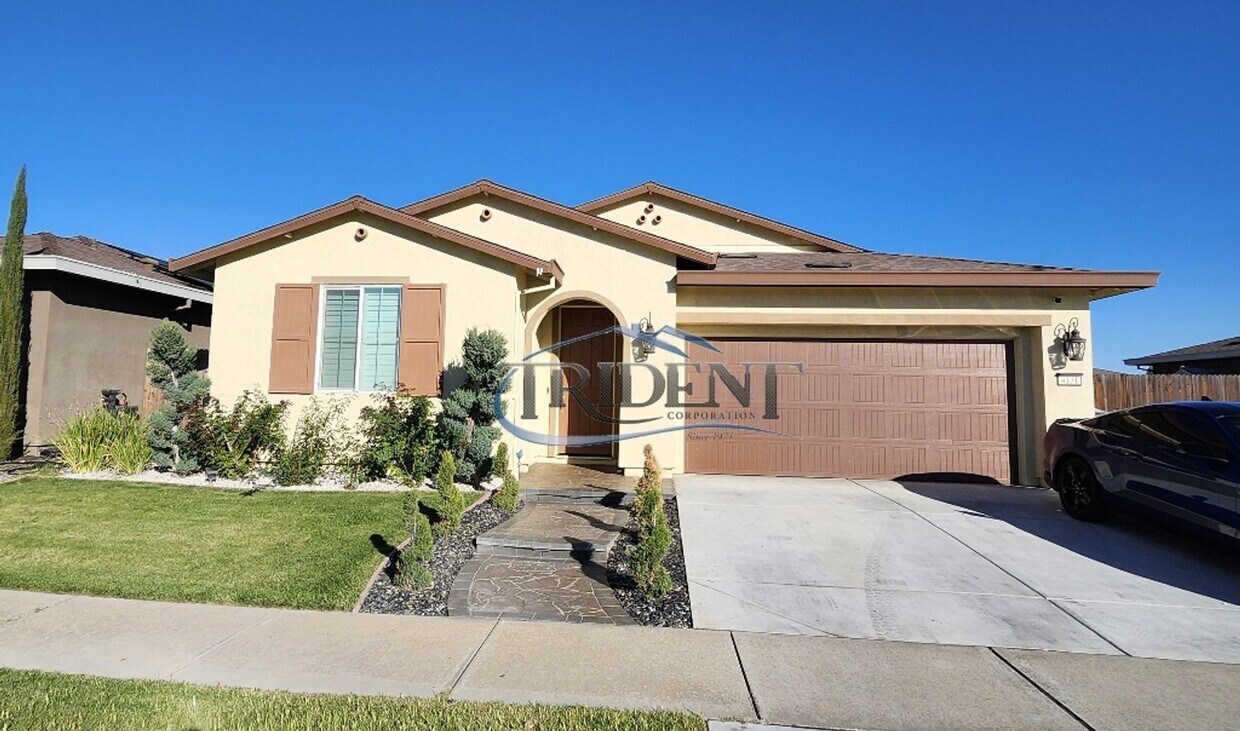 Foto principal - Updated home with a built in BBQ and play area