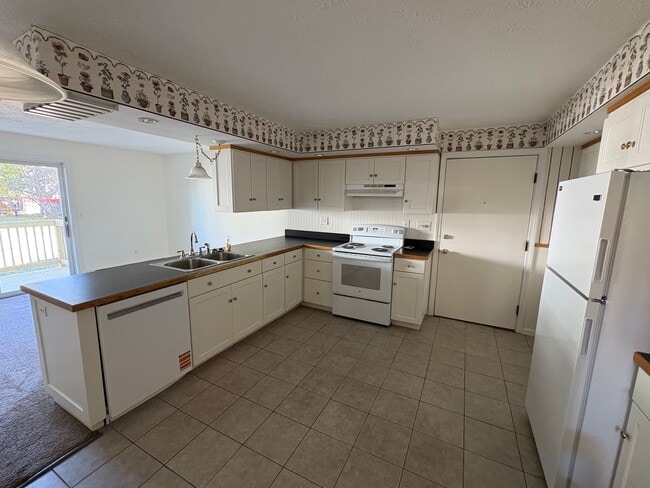 Building Photo - 66 E Valentine St