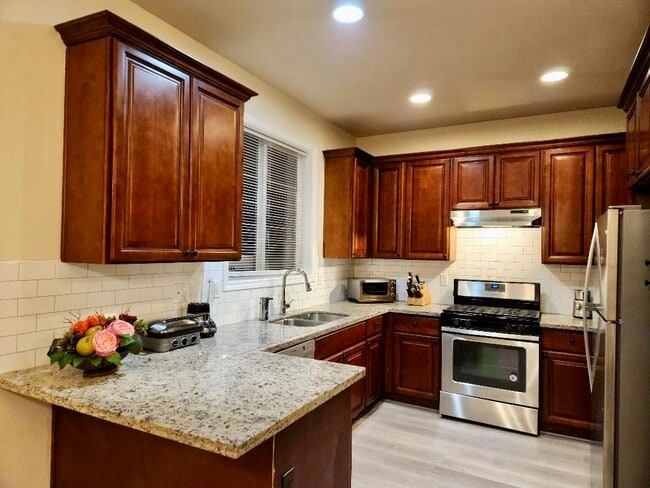 Building Photo - 9270 SE Caruthers St