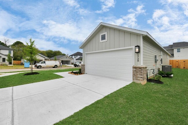Building Photo - 1728 Greendale Dr