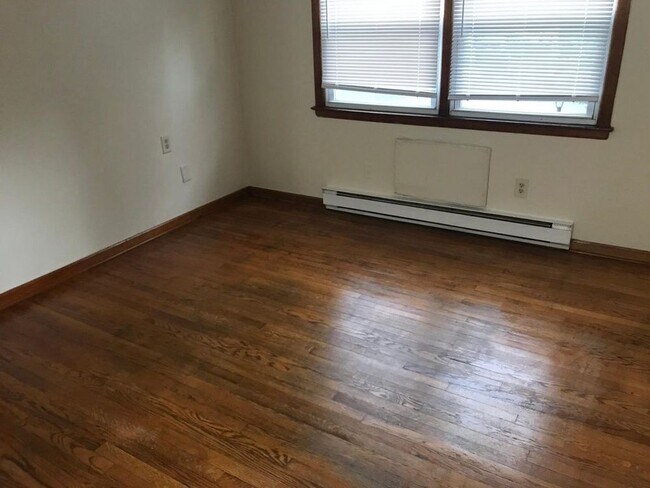 Building Photo - Immediately available 1 Bedroom for 725