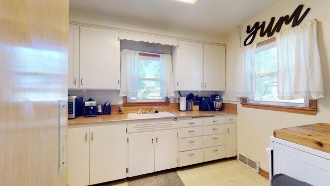 Foto del edificio - Home w/Yard & Garage