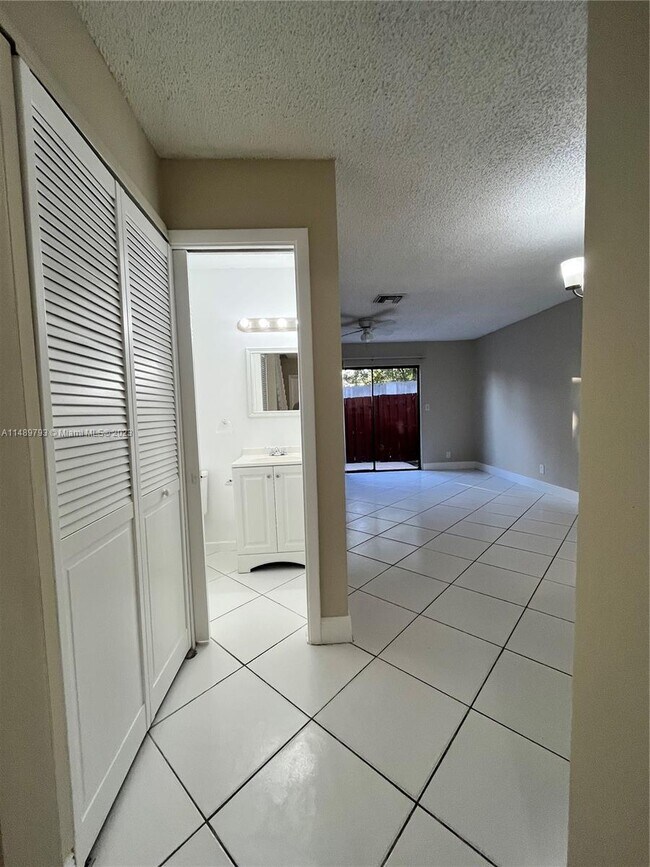 Foto del edificio - 3281 E Golf Blvd