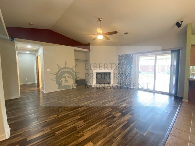 Foto del edificio - 15655 Wooten Ct