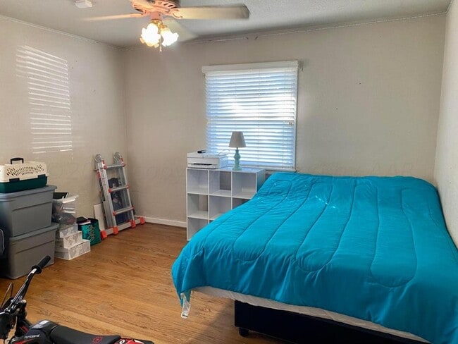 Building Photo - Lawrence Park Home