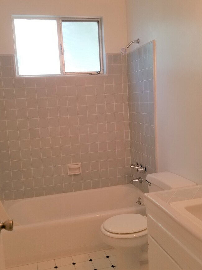 bathroom - 1509 S Shenandoah St