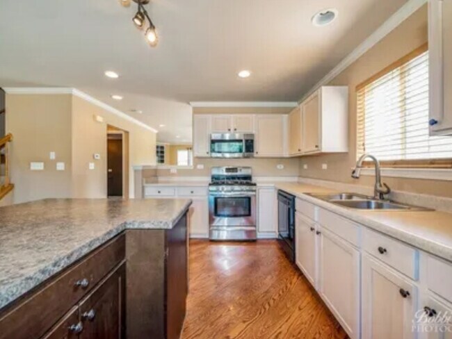 Building Photo - 886 S Insignia Ct