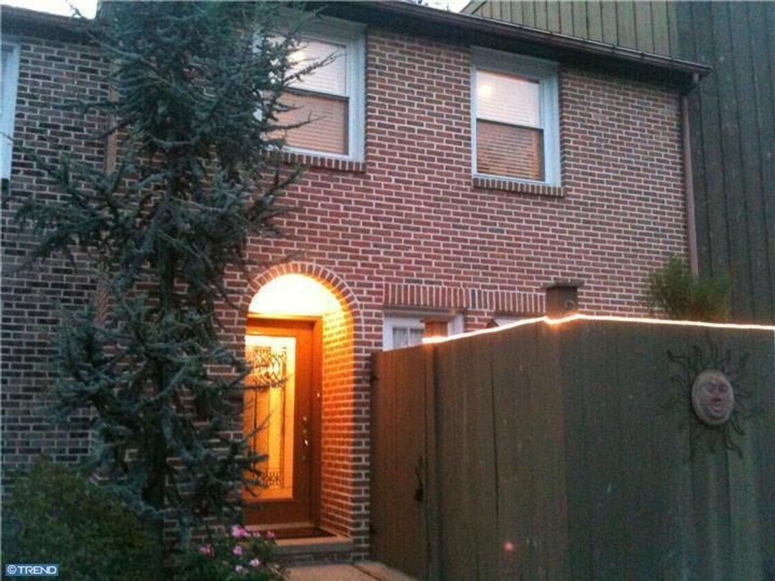 Primary Photo - Beautiful Flying Hills Townhouse