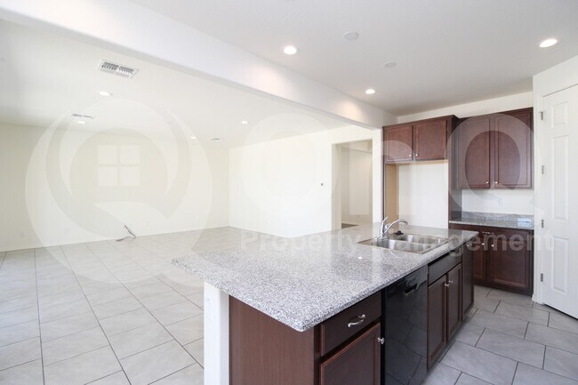 Foto del edificio - 16090 W Shaw Butte Dr