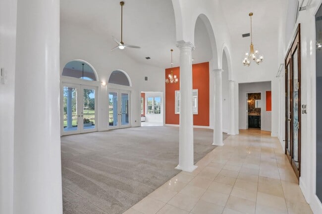 Building Photo - 3/2.5 in Pelican Bay