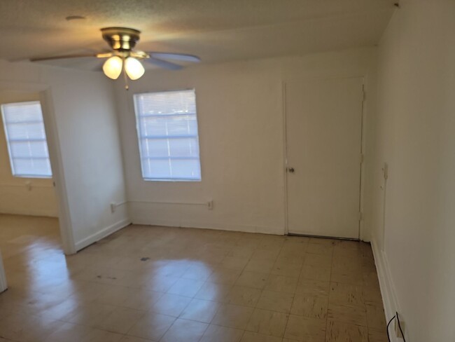 Foto del edificio - 1 Bed 1 bath apt Across from Midland Tech