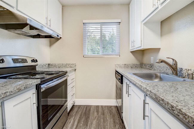 Building Photo - 2 br, 1 bath  - 1025 35th Ave Apt 4