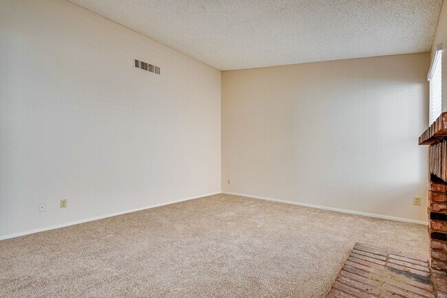 Building Photo - Quaint cottage style 3 bed, 2 bath home in...